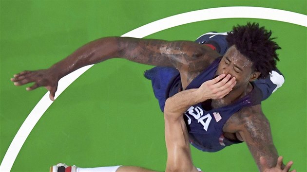 Basketbalista DeAndre Jordan z USA v souboji se Sergiem Rodriguezem ze panlska. (19. srpna 2016)