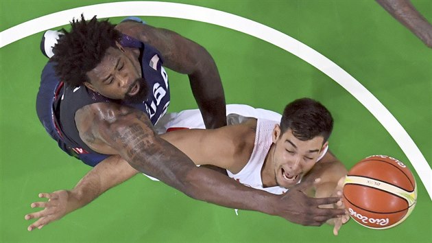 Basketbalista DeAndre Jordan z USA blokuje stelu Willyho Hernangmeze ze panlska. (19. srpna 2016)