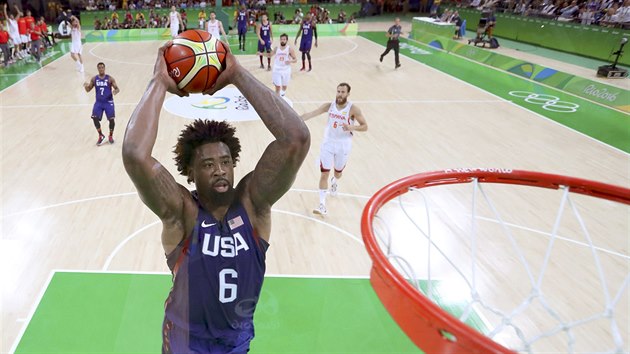 Basketbalista DeAndre Jordan z USA smeuje v semifinlovm utkn se panlskem. (19. srpna 2016)