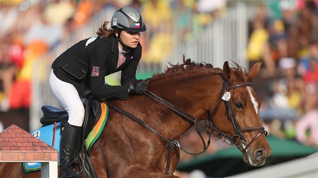 Modern ptibojaka Barbora Kodedov odjela svou olympijskou disciplnu na koni...