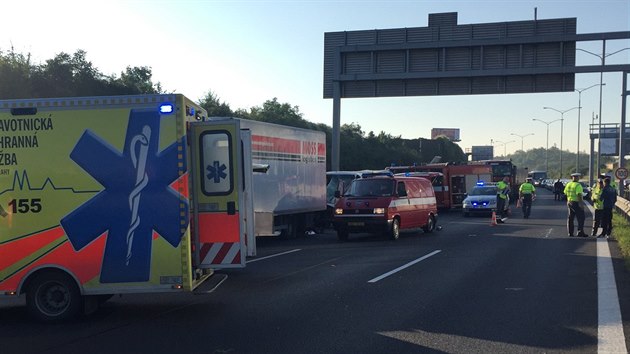 Srka dodvky s kamionem na D1 v Praze (18. srpna 2016)