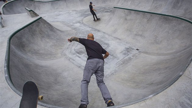 Nedaleko zimnho stadionu v Ronov pod Radhotm oteveli nov betonov skatepark. (13. srpna 2016)