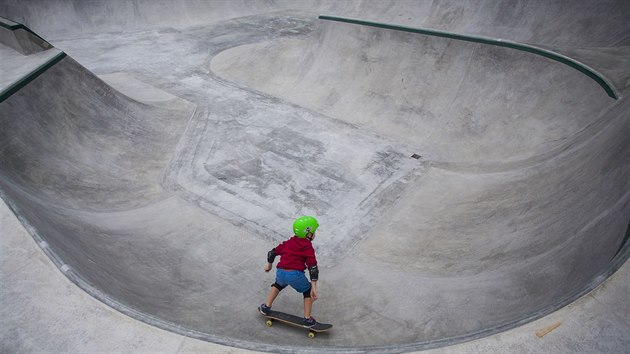 Nedaleko zimnho stadionu v Ronov pod Radhotm oteveli nov betonov skatepark. (13. srpna 2016)