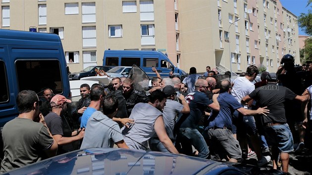 Pi potyce na Korsice byli zranni tyi lid. Do nslednch protest proti muslimm se ve mst Bastia zapojilo pes pt set lid. (14. srpna 2016)