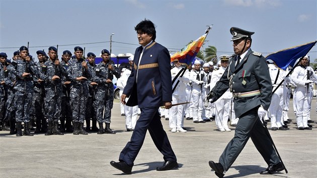 Bolivijsk prezident Evo Morales otevel ve mst Warnes vojenskou, antiimperialistickou kolu. (17. srpna 2016)