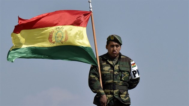 Bolivijsk vojk dr nrodn vlajku pi slavnostnm oteven vojensk koly ve mst Warnes. (17. srpna 2016)