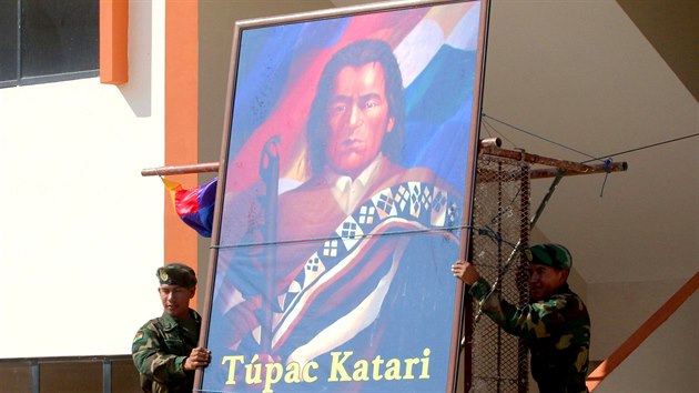 Bolivijt vojci s podobiznou domorodho hrdiny Tpaca Katariho, kter ve druh polovin 18. stolet vedl boj za nezvislost Bolvie na panlsku. (17. srpna 2016)