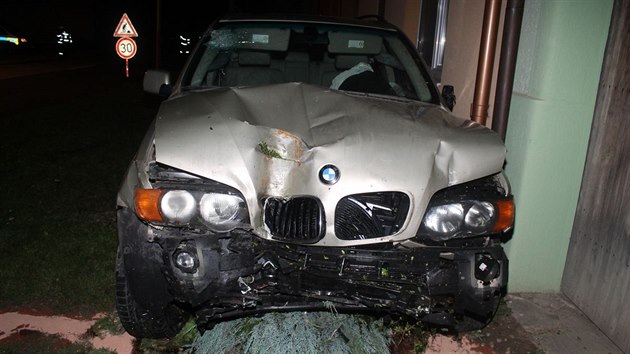 Opil idi se svm BMW narazil v Kozojdkch do sloupu veejnho osvtlen, t rodinnch dom a  zaparkovanho peugeotu.