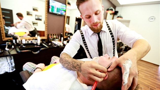 V brnnskm barber shopu Gentlemen Brothers se o viz mu dobe postaraj.