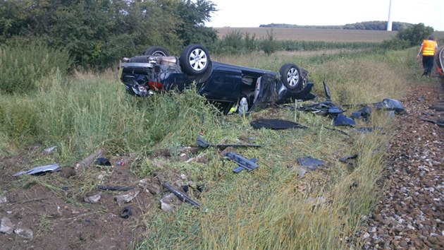 Osobn vz na elezninm pejezdu u Bean na Znojemsku narazil do nkladnho vlaku, kter nsledn vykolejil. idi utrpl lehk zrann, vznikl koda peshla milion a pl korun. (15.8.2016)