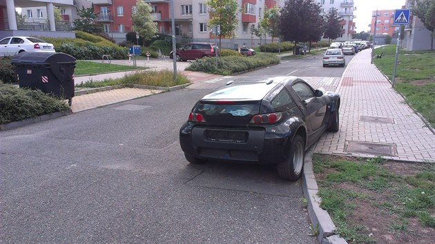 Sprva slueb vak auto, kter m ji nkolik dn tak vyputn pneumatiky, jako vrak nevyhodnotila.