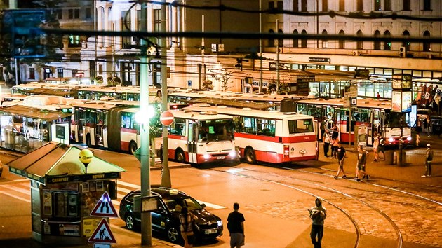Autobusov rozjezdy rozvezou v noci z ptku na sobotu po Brn kolem 25 tisc lid. O vkendu dopravn podnik vyprav kolem padesti nonch autobus.