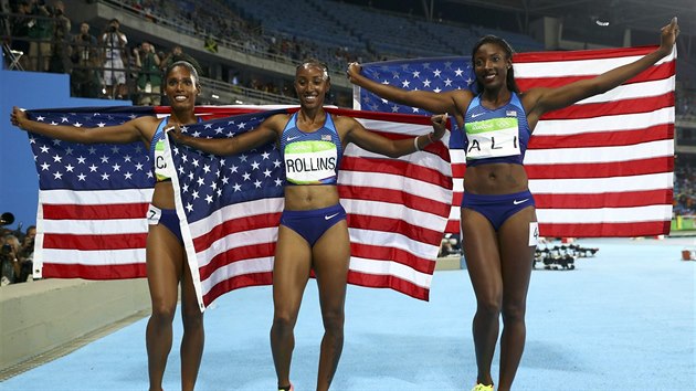 Olympijsk zvod na 100 m pekek opanovaly Amerianky. Zvtzila Brianna Rollinsov ped Niou Aliovou a Kristi Castlinovou.