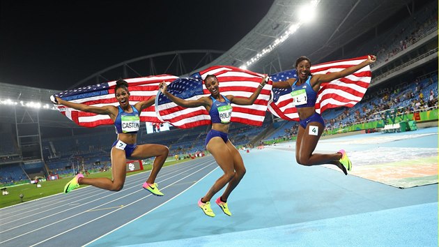 Olympijsk zvod na 100 m pekek opanovaly Amerianky. Zvtzila Brianna Rollinsov ped Niou Aliovou a Kristi Castlinovou.
