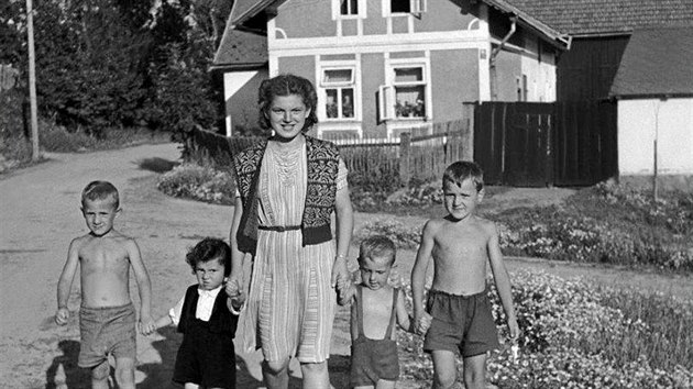 Vychovatelka vede v srpnu 1950 dti zemdlc dobronnskou ulic U Rybnka.