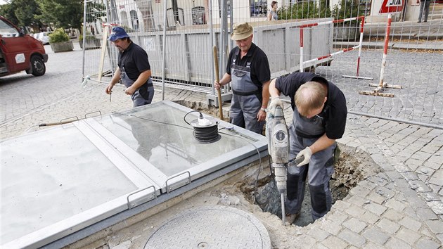 Dlnci zaali s demolic prhled do jihlavskho podzem, je pipomnaly spe paenit. achty vak zstanou, uzave je kovov poklop.