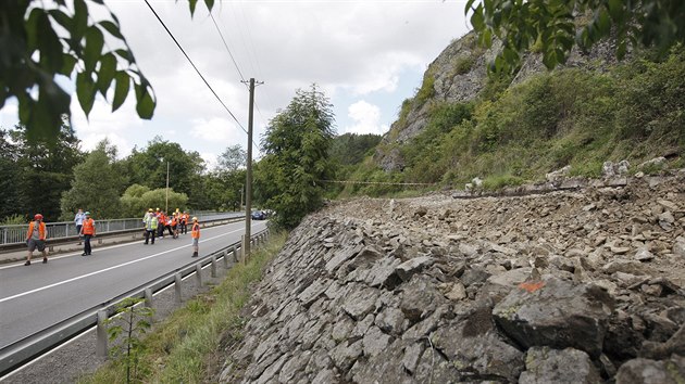 Nad eleznin trat a silnic mezi Vladislav a Teb se zaala drolit piblin dvacet metr vysok skla a hroz nebezpe jejho sesunut.