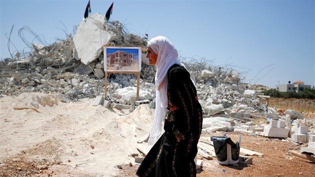 Palestinci u domu zboenho izraelskmi ady kvli chybjcmu povolen k vstavb.