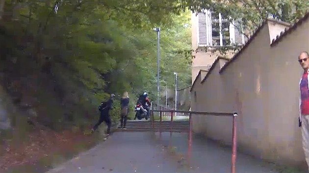 Motork se spolujezdkyn ujdl ped policisty, nakonec havaroval v parku (11.8.2016).