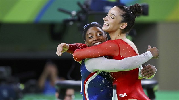 Americk sportovn gymnastka Simone Bilesov (vlevo) a jej krajanka Aly Raismanov - zlat a stbrn v olympijskm vceboji v Riu de Janeiro.