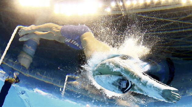 START. Michael Phelps na polohov dvoustovce na olympijskch hrch v Riu.