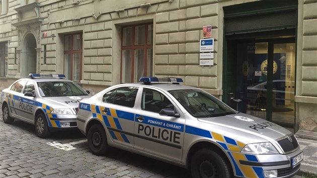 Na policejn sluebn v Benediktsk ulici v centru Prahy se pokusil shnout si na ivot mu, kter tam piel nco nahlsit. (11.8.2016)