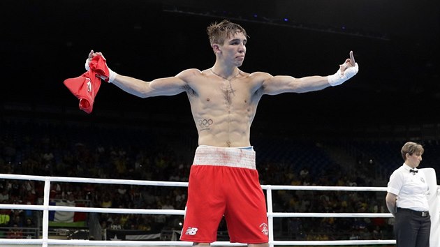 Irsk boxer Michael Conlan  rozhod pi svm emocionlnm projevu v ringu...