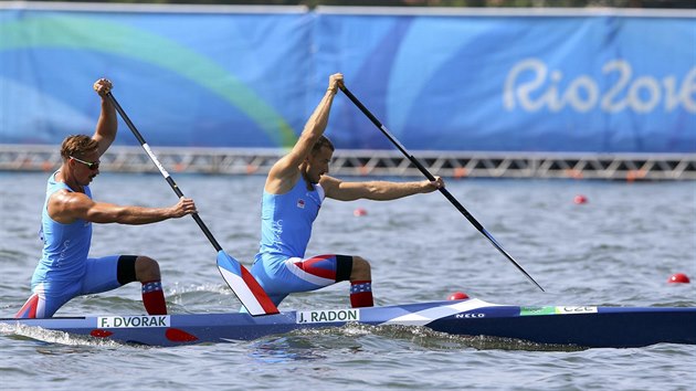 Deblkanoist Jaroslav Rado (vpravo) a Filip Dvok v olympijskm semifinle na...