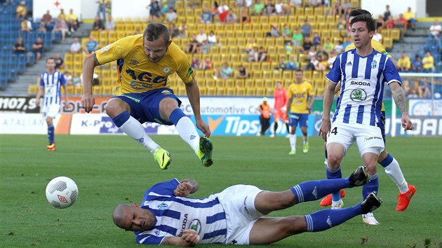 Zleva teplick Tom Vondrek a mladoboleslavt Douglas Da Silva a Tom Pikryl (vpravo).