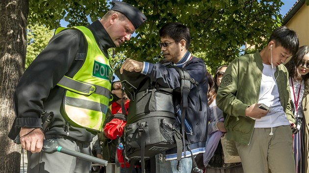 A dvousetmetrov fronty trp v poslednch dnech turisty, kte mus absolvovat policejn kontrolu u kadho vstupu na Prask hrad. (11. 8. 2016)