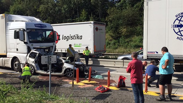 Na 29. kilometru dlnice D1 dolo k nehod dvou kamion a osobnho auta, kter kamiony mezi sebou slisovaly (15.8.2016)