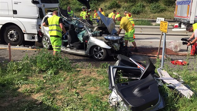 Na 29. kilometru dlnice D1 dolo k nehod dvou kamion a osobnho auta, kter kamiony mezi sebou slisovaly (15.8.2016)