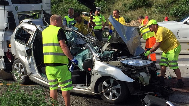 Na 29. kilometru dlnice D1 dolo k nehod dvou kamion a osobnho auta, kter kamiony mezi sebou slisovaly (15.8.2016)