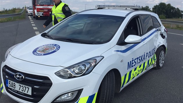 Jednadvacetilet idi motorky se u Dolnch Bean stetl ve stokilometrov rychlosti s autem mstsk policie. S porannm rukou byl pevezen do motolsk nemocnice (15.8.2016)