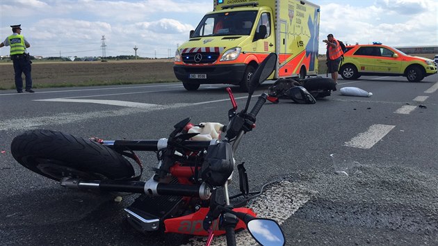 Jednadvacetilet idi motorky se u Dolnch Bean stetl ve stokilometrov rychlosti s autem mstsk policie. S porannm rukou byl pevezen do motolsk nemocnice (15.8.2016)