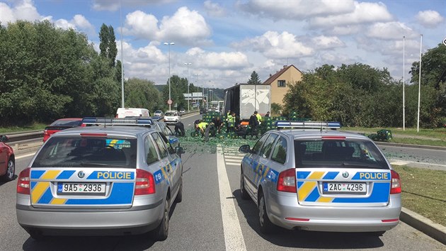 Na Strakonick u vjezdu z Praskho okruhu smrem na Lahovice se z kamionu vysypaly basy s pivem (17.8.2016)