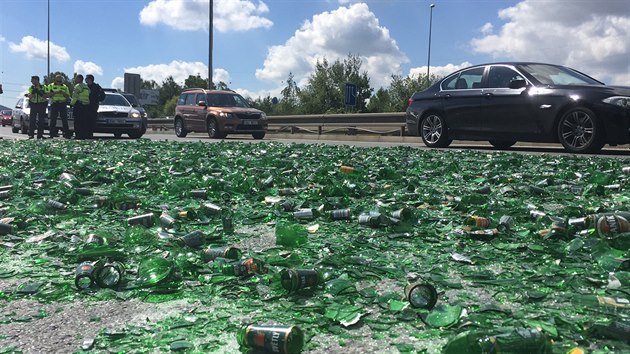 Na Strakonick u vjezdu z Praskho okruhu smrem na Lahovice se z kamionu vysypaly basy s pivem (17.8.2016)