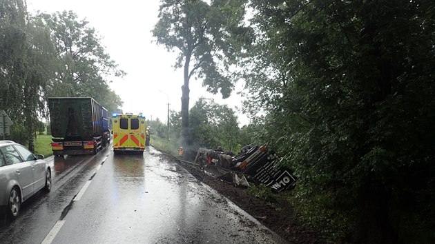 V tineck sti Nebory havaroval polsk kamion znaky Volvo. Skonil na stee v pkopu.