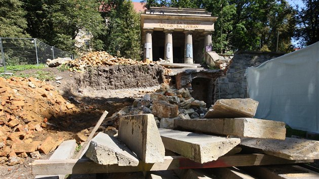 Olomouck radnice se pustila do nutn generln opravy Jihoslovanskho mauzolea v Bezruovch sadech.