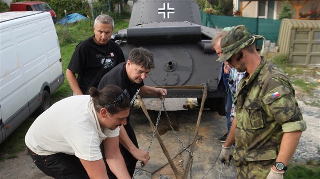 Pehldky bojov techniky Cihelna se letos astn i replika eskoslovenskho tanku LT-38, kterou si na okraji Olomouce postavil nadenec Ivan Dud.