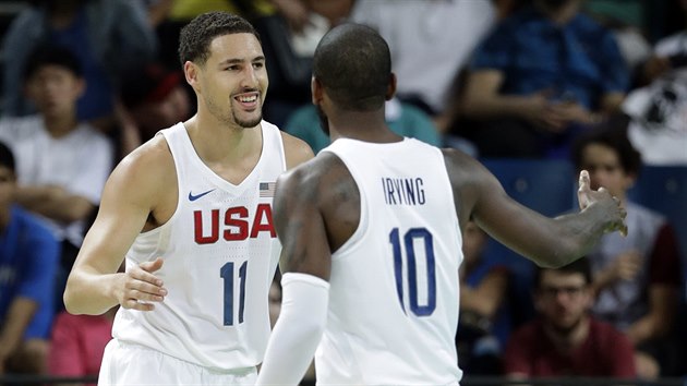 Amerit basketbalist Klay Thompson (vlevo) a Kyrie Irving bhem duelu s Franci.