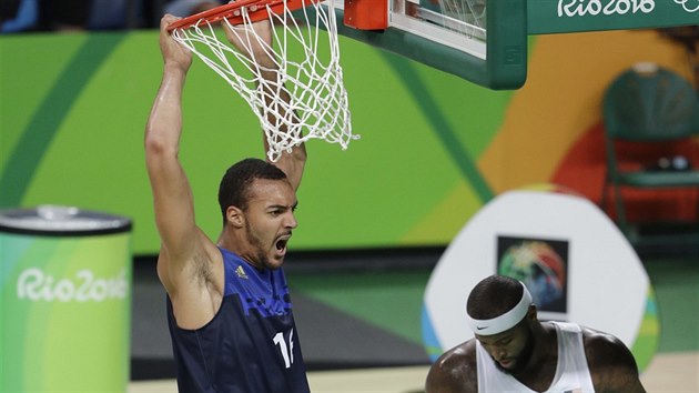 Francouzsk pivot Rudy Gobert (vlevo) oslavuje svou sme do americkho koe, v...