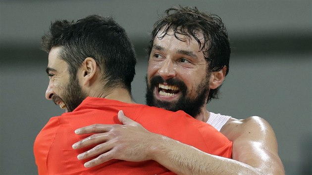 panlt basketbalist Juan Carols Navarro (vlevo) a Sergio Llull se raduj z postupu do olympijskho semifinle.