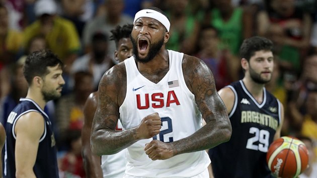 Americk basketbalista DeMarcus Cousins se raduje ze svho koe proti Argentin.