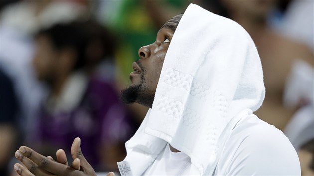 Modlitba? Americk basketbalista Kevin Durant se obrac spe k obrazovce nad palubovkou.