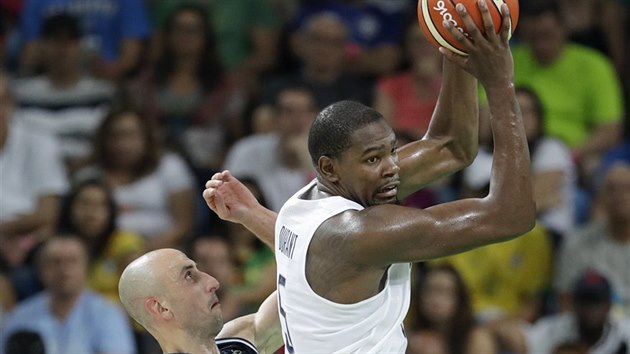 Americk basketbalista Kevin Durant doskoil m ped Manu Ginbilim z Argentiny.