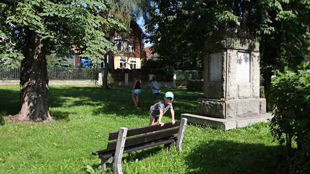 Pomnk v Jabloneckch Pasekch, ulov vtvor s klec enou na rohu ulic Luansk a Zahradn.