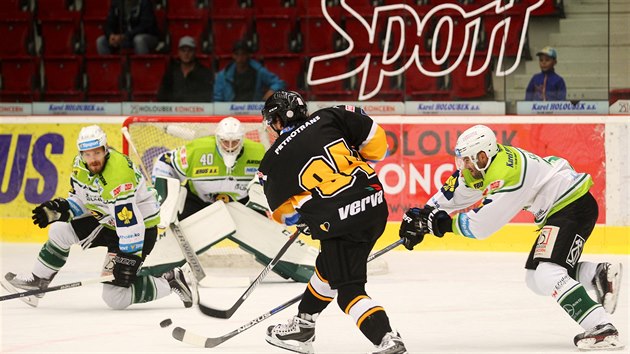 Momentka z ppravnho duelu mezi hokejisty Karlovch Var (zelenobl) a Litvnova