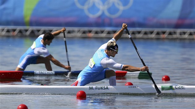 Martin Fuksa (vpravo) v semifinle na kilometrov trati na olympijskch hrch v...