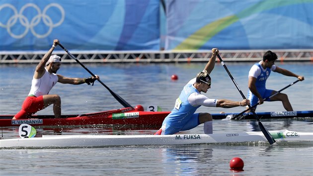 Martin Fuksa (vpedu) v semifinle na kilometrov trati na olympijskch hrch v...